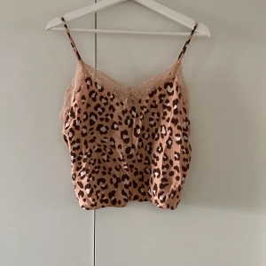 Leopard toppar  - Leopard toppar till salu 70 kr för båda. Aldrig använd. Storlek S.