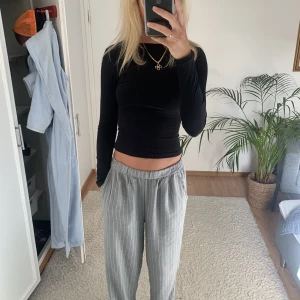 Tröja med öppen rygg  - Tröja med öppen rygg från bik bok. Sitter jättefint och tyget är lite som träningsmatrial. Jag har normalt xs/s 