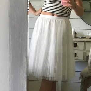 Vit tyllkjol - Helt oanvänd vit tyllkjol! Köpt för några år sedan men kommer tyvärr inte till användning. Nypris ca 600 säljer för 150kr