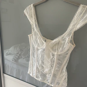 Korsett - Säljer denna slutsålda korsetten från Zara! Använd en gång❤️