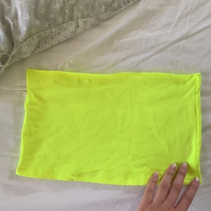 Tubtopp - Neongul tubtopp som är avklippt, storlek S.