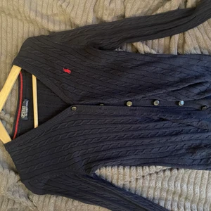 Kofta  - En fin Polo tröja som sitter tajt men ändå lite löst. Storlek L. Säljer för 180 för den är använd 3 gånger.