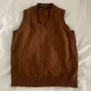 Brandy Melville brun väst - Brun väst från brandy Melville i nytt skick och har använts ett fåtal gånger. Tröjan är i onezise