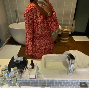 Zara klänning - Jättefin zara klänning som är köpt här på Plick:) Älskar den men är tyvär för liten😕 I jättebra skick utan några difekter. (Lånade bilder)