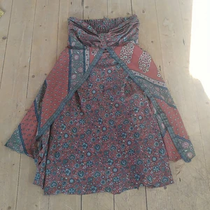 Hippiekjol - En blommönstrad kjol i tunnt sidenmaterial men inte genomskinlig alls. Stretchig i midjan, kan passa en S/M/liten L. 