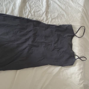 Klänning - Säljer den här fina tajta klänningen då den inte används längre. Köpt från hm och endast använd 2 gånger. Nypris ca 160kr. Jag säljer den för 100kr då den fortfarande är i bra skick. Köparen står för frakt eller så kan vi mötas upp ❣️