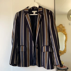 Randig kavaj från H&M - Randig kavaj från H&M. Säljer pga för liten🧡 