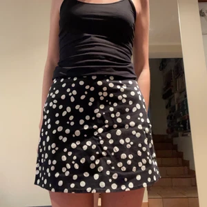 Supersnygg prickig minikjol - Supersnygg minikjol från & Other stories med prickar!! Såå fin nu i sommar med en topp. Den är endast använd ett fåtal gånger så i väldigt fint skick!! Skriv vid intresse 💖