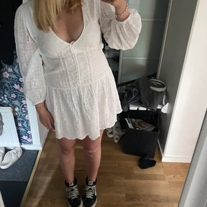 Klänning❤️‍🔥 - Super fin kläning från zara💕 aldrig andvänd då jag inte tycker den sitter bra på mig💕 nypris 559kr