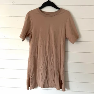 T-shirt klänning - Behöver strykas😅  En helt oanvänd T-shirt klänning från Gina Tricot i storlek S