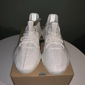 Yeezy 350v 2 BONE 🦴  - Helt nya yeezy 350 v2 BONE 🦴  Storlek:46 Skick: 10/10