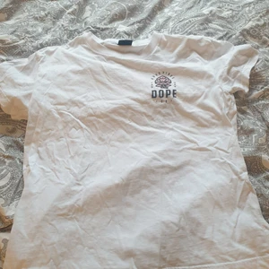 Dope T-shirt  - Dope T-shirt stl.M använd ett fåtal gånger. Det är en liten fläck på tröjan.