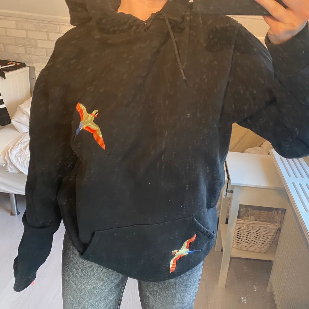 Axel arigato hoodie i storlek L (herrmodell). Knappt använd är i fint skick! Orginalpris 1450 kr.. Hoodies.