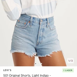 Levis - Levis shorts 501 i färgen light indigo. Använda fåtal gånger, i bra skick utan skavanker. High waisted. Storlek 25  200kr + spårbar frakt 66kr