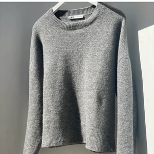Stickad tröja - Grå stickad tröja zara  , använd men fint skick ändå , köp direkt för 450kr iklv frakt 