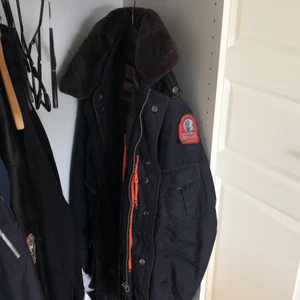 Parajumpers L - Hej säljer min parajumpers masterpeice portland som är slutsåld överallt har använt den 1 vinter skick 8.5/10 