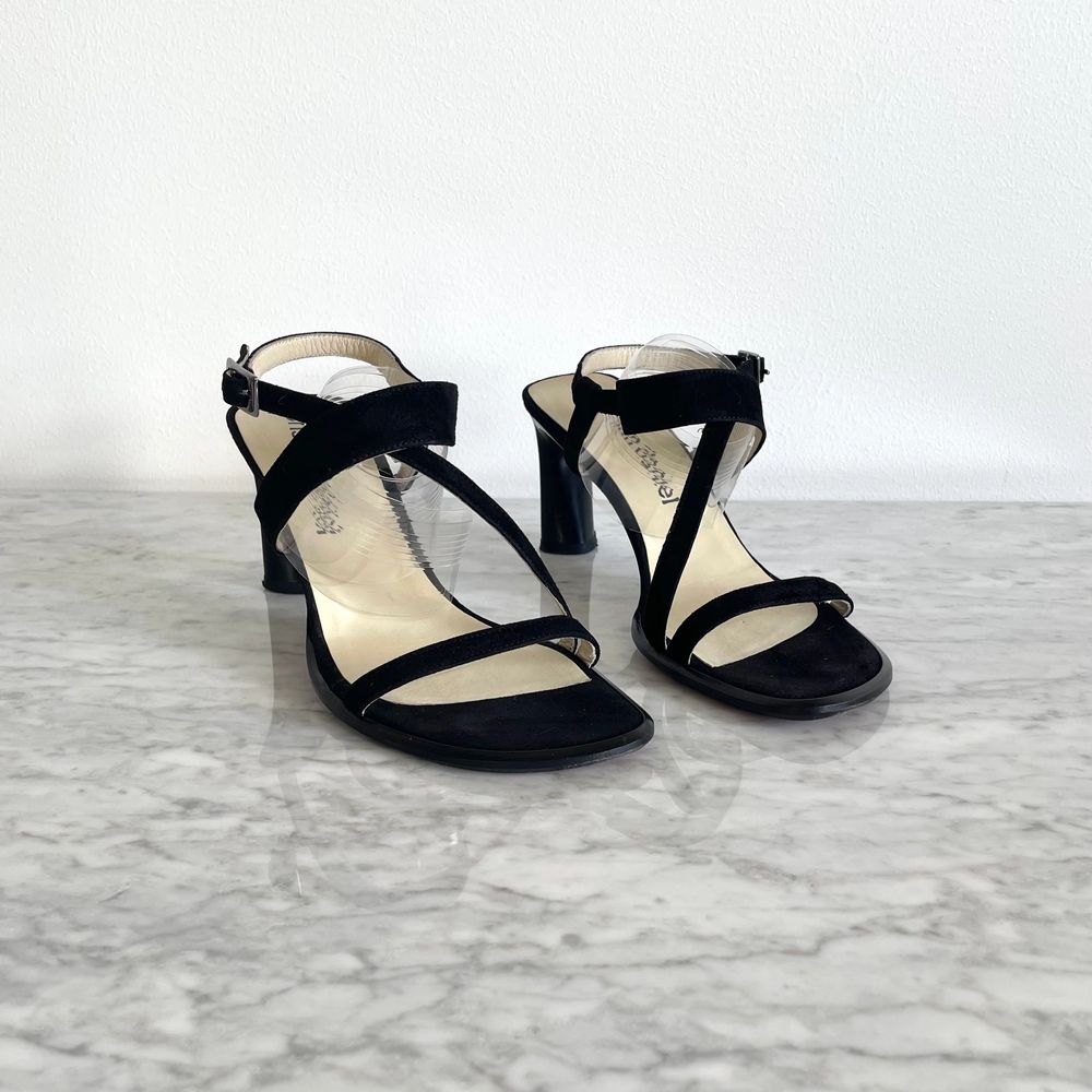 Vintage 90s 00s Y2K leather suede square toe strappy sandals / high heel shoes in black size 36  Real leather. Adjustable ankle straps. Few tiny scratches here and there, nothing major. Cleaned. Size label: 36. Heels: ca 9 cm. No returns.. Skor.