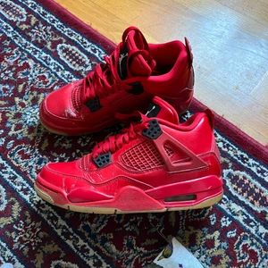 Jordan 4 - Jordan 4 helröda, släppt lite färg på tårna därfram. Annars jättebra skick. 💖 strl 36 men passat bra på mig med 36,5. Kartong finns för den som vill ha det! 