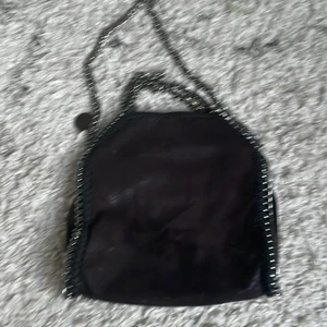 Stella McCartney  - Säljer denna liknande Stella väska som är köpt här på Plick!! Jätte fint skick!💞💞
