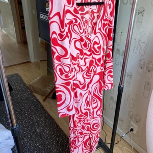 Rosa-röd klänning  - Fin tight klänning från Monki som endast är använd en gång på alla hjärtans dag detta året. Superfin 