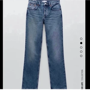 Zara jeans - Säljer mina favorit jeans från zara som är helt slutsålda! Jeansen är i modellen mid Rise full length och säljer då dom tyvärr inte passar mig längre. (Säljer även ett par i samma modell fast ljusblå) 