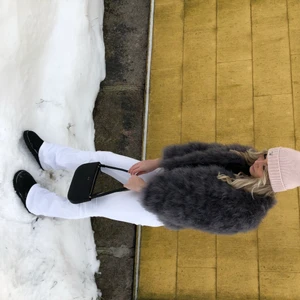 Jacka - säljer denna jackan då den inte kommer till användning. Vet tyvärr inte storleken men skulle säga 34/36 då jag kan bära både 34 och 36. 180kr + frakt eller kom med eget rimligt bud🫶🏼