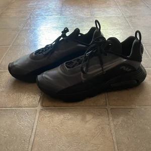 Nike Air Max 2090 - Skorna är köpta från footlocker och är i väldigt bra skick, endast användna 1-2 gånger.