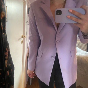Lila somrig Blazer - Jättefin lila blazer från H&M! Passar perfekt över en klänning en sommarkväll! Eller med kostymbyxor 💜💜