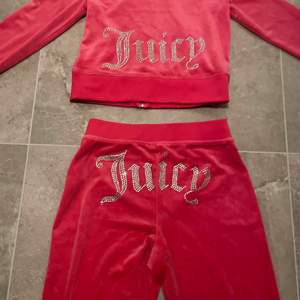 Rosa juicy couture tracksuit med rhinestones köpt i New york för 2000kr💕 Bara använd en gång och fortfarande i helt nytt skick✨ Både byxorna och tröjan är i xs. Frakt tillkommer vid köp⚡️Skriv om du har några frågor! 