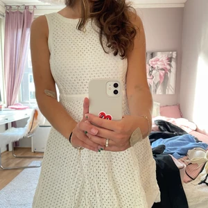 Vit sommarklänning - En vit supersöt klänning perfekt till sommar, konfirmation och fester!💘 Har dragkedja i ryggen och sitter perfekt! Storlek S, är 165 lång!☺️
