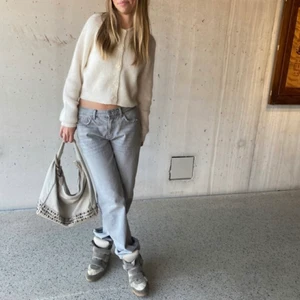 Gråa midwaist jeans  - Ljusgråa Midwaist jeans ifrån Gina, knappt använda så i nyskick!