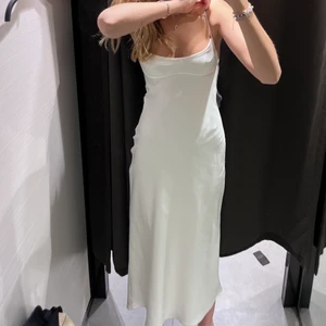 Vit klänninh - Säljer min vita Zara klänning. Använd en gång men jag önskade att den var längre (är 180) så den får säljas vidare🥰är fler intresserade får det bli budgivning 