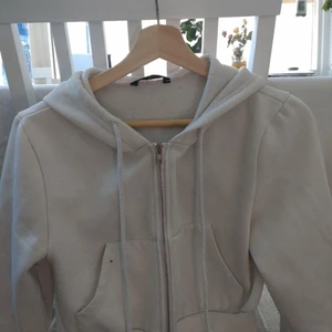 Cropped hoodie - Vit cropped hoddie med stor luva