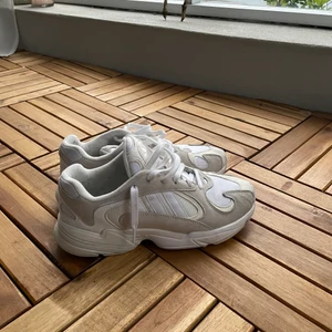 Adidas sko - Adidas skor i använt skick men välskötta.  Köpare står för frakt.
