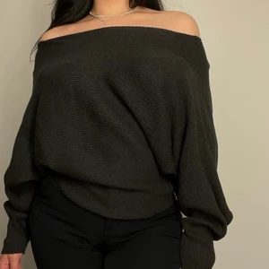 . - Oanvänd Stickad off shoulder tröja!!