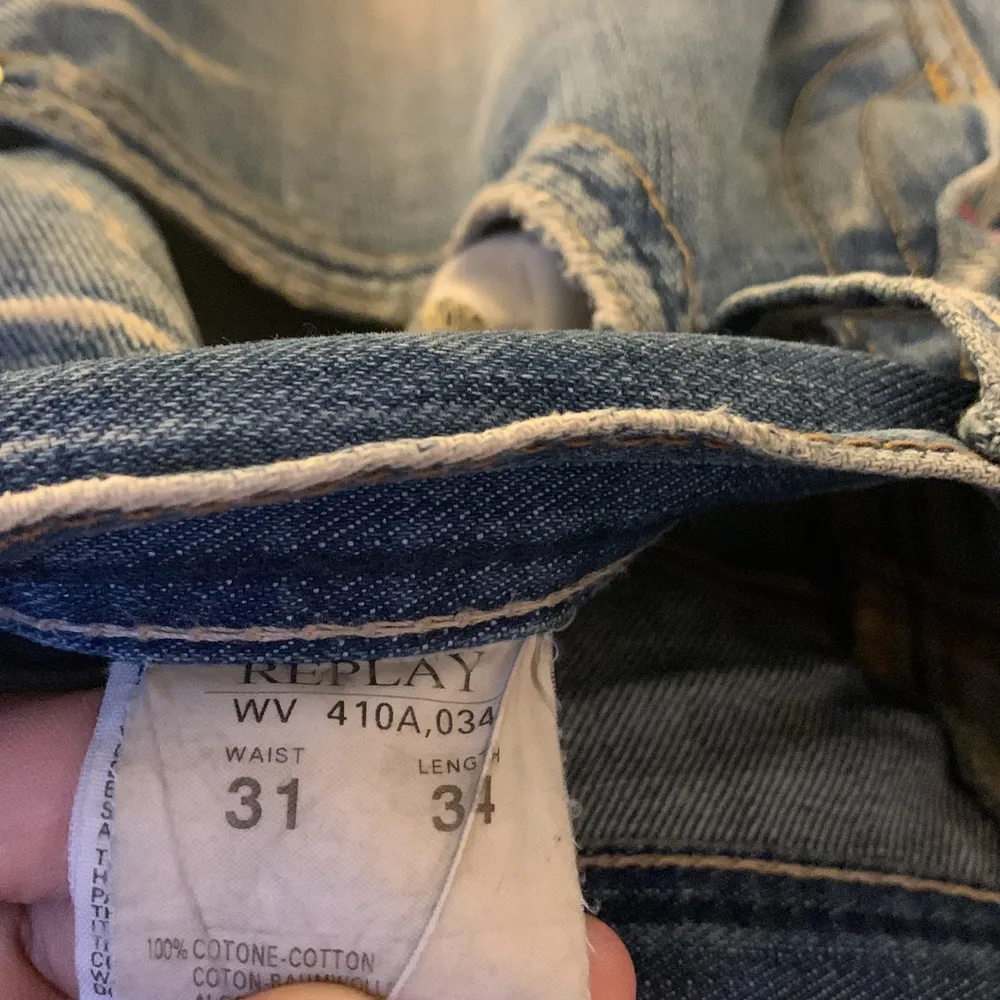 Mammas Jeans som ej använts på 5 år köpta år 1999/2000 ish dom är slitna längs ner annars super fina. Är i strl 30 men är stora i midjan och passar henne som har 43 i Jens på typ hm. då replays storlekar är lite skeva skriv för mer info . Jeans & Byxor.