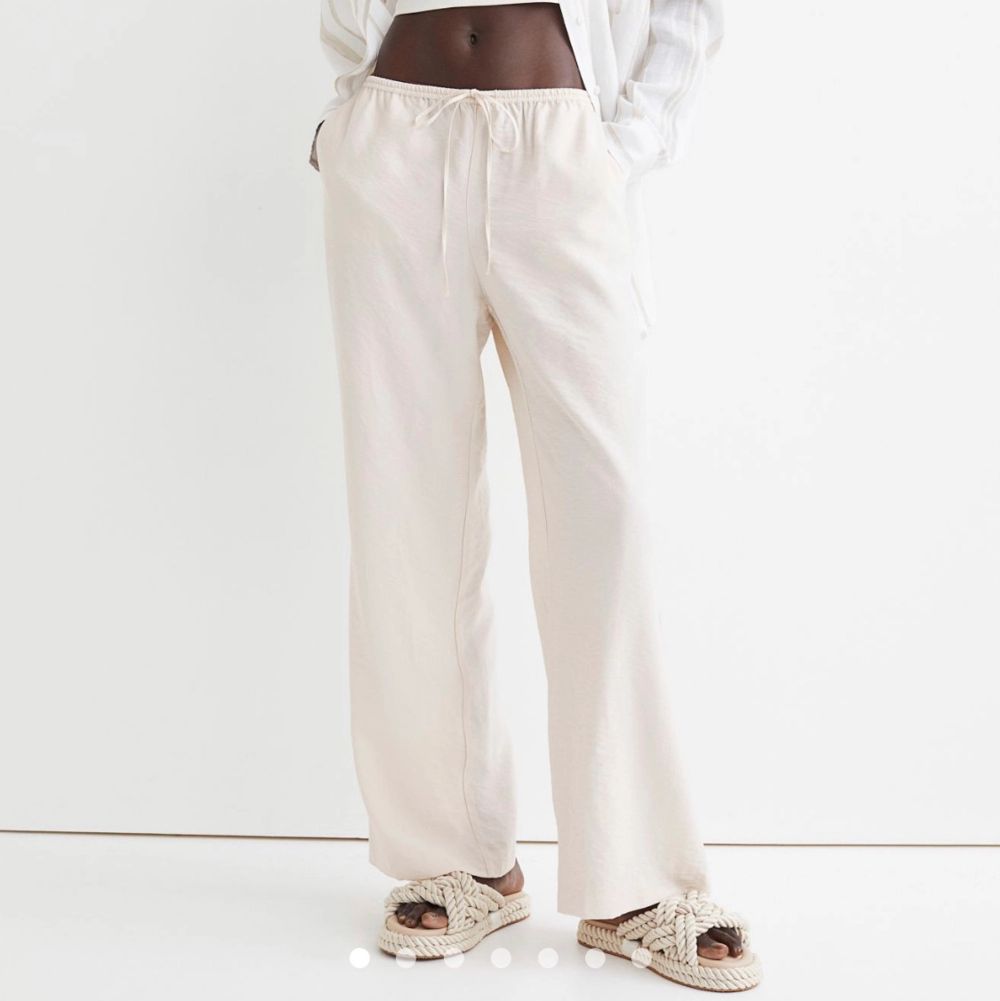 Säljer dessa linne byxor från hm i storlek m lappen sitter på och kvittot finns endast testade aldrig använda 🫶. Frakt ingår inte ej kan mötas i Karlstad . Jeans & Byxor.