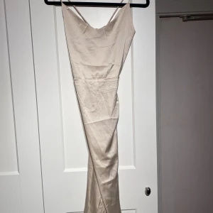 Klänning - Lite ljusare i verkligheten än på de två första bilderna. Storlek s.