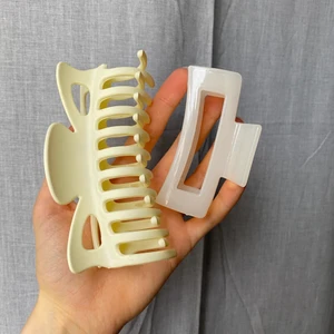 Hårklämmor  - Säljer dessa två hårklämmor eftersom de kommer inte till nån användning! Som passar perfekt nu till sommarn 💕 15kr/st eller båda för 25kr  Den lilla är såld ❗️