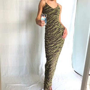 Klänning  - RESER OM 4 DAGAR SÅ FÖRST TILL KVARN!! Paketpris går att få:) superfin långklänning från la petite francaise⭐️ fraktar 66kr spårbart eller möts i Fridhemsplan 🤝 