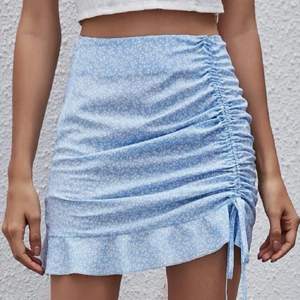 Superfin blå kjol endast använd två gånger😍 fungerar hur bra som helst av nu i sommar!