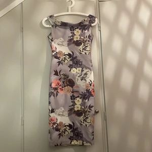 Off shoulder klänning från Bohoo (ny, lappen kvar) - Fin tight off shoulder klänning från Bohoo. Helt oanvänd