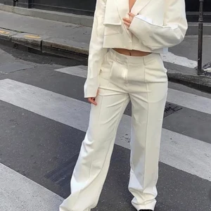 Nakd- Hanna Schönberg - Låg midjade vita kostymbyxor i ett jättebra skit. Ser helt nya ut i storlek 36. 