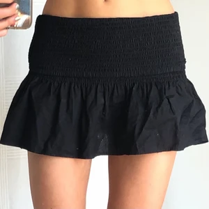 Kjol - RESER OM 4 DAGAR SÅ FÖRST TILL KVARN!paketpris går att få:)   Säljer denna fantastiska volangkjol i storlek s😍 fraktar för 44kr eller möts i Fridhemsplan ⭐️