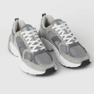 New balance liknande sneakers - Så fina och sköna sneakers från H&M🫶🏼 Använda men i bra skick, slutsålda på hemsidan! 