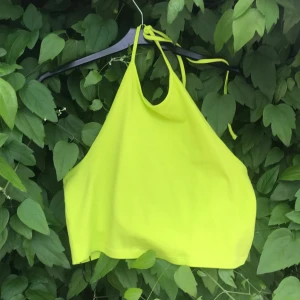 Gul / lime färgad magtröja (Nyskick!) - Fin topp till en fest eller liknande, bild 2 visar att den är bar i ryggen och är en magtröja. Helt oanvänd!