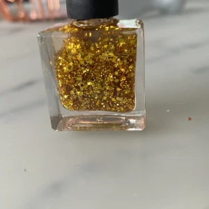 Guld nagellack - Aldrig använt, guld nagellack