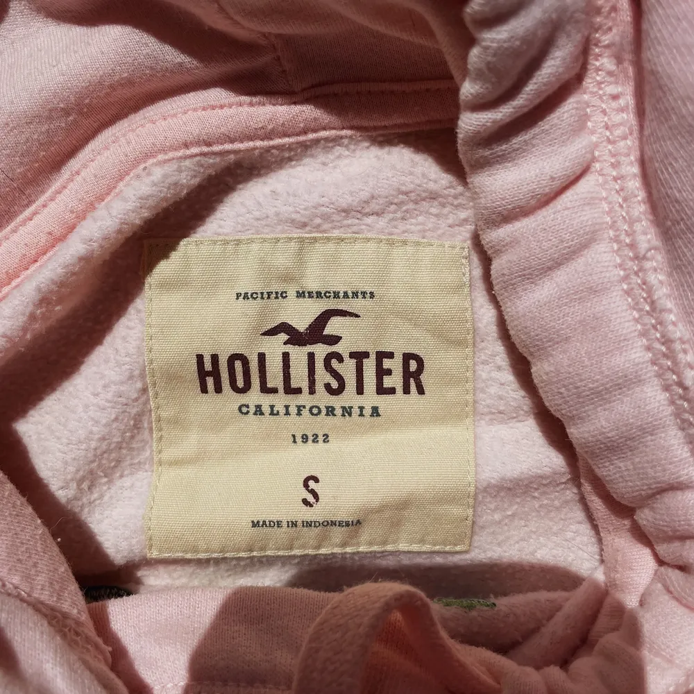 Fin rosa hollister hoodie med brodering på framsidan! . Tröjor & Koftor.