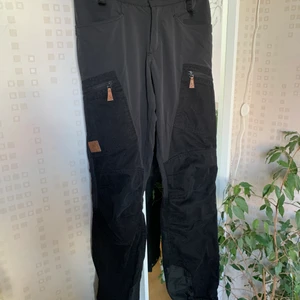 Friluftsbyxor - Friluftsbyxa i bra skick med 5 fickor och ventilation! Storlek 50 i den kategorien men passar som ca 38-40