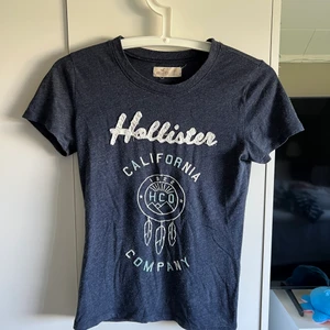 Tshirt hollister - Jätte fin tshirt från hollister. Den är i xs men passar mig som är vanligtvis en S då den är stretchig❤️ hör av dig vid frågor  Frakt tillkommer!